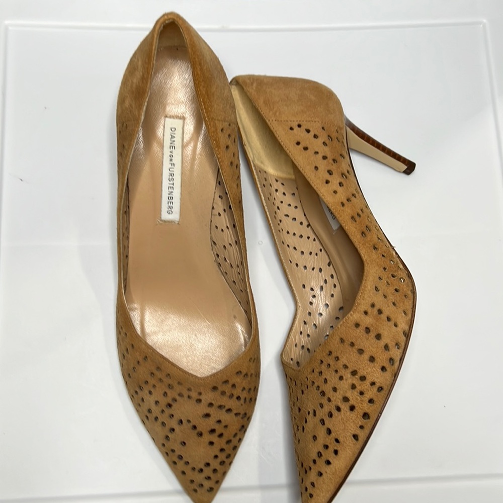 Diane von Furstenberg Tan Pumps Size 9B